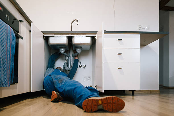 Professional Emergency Plumber technician working in Branford, FL